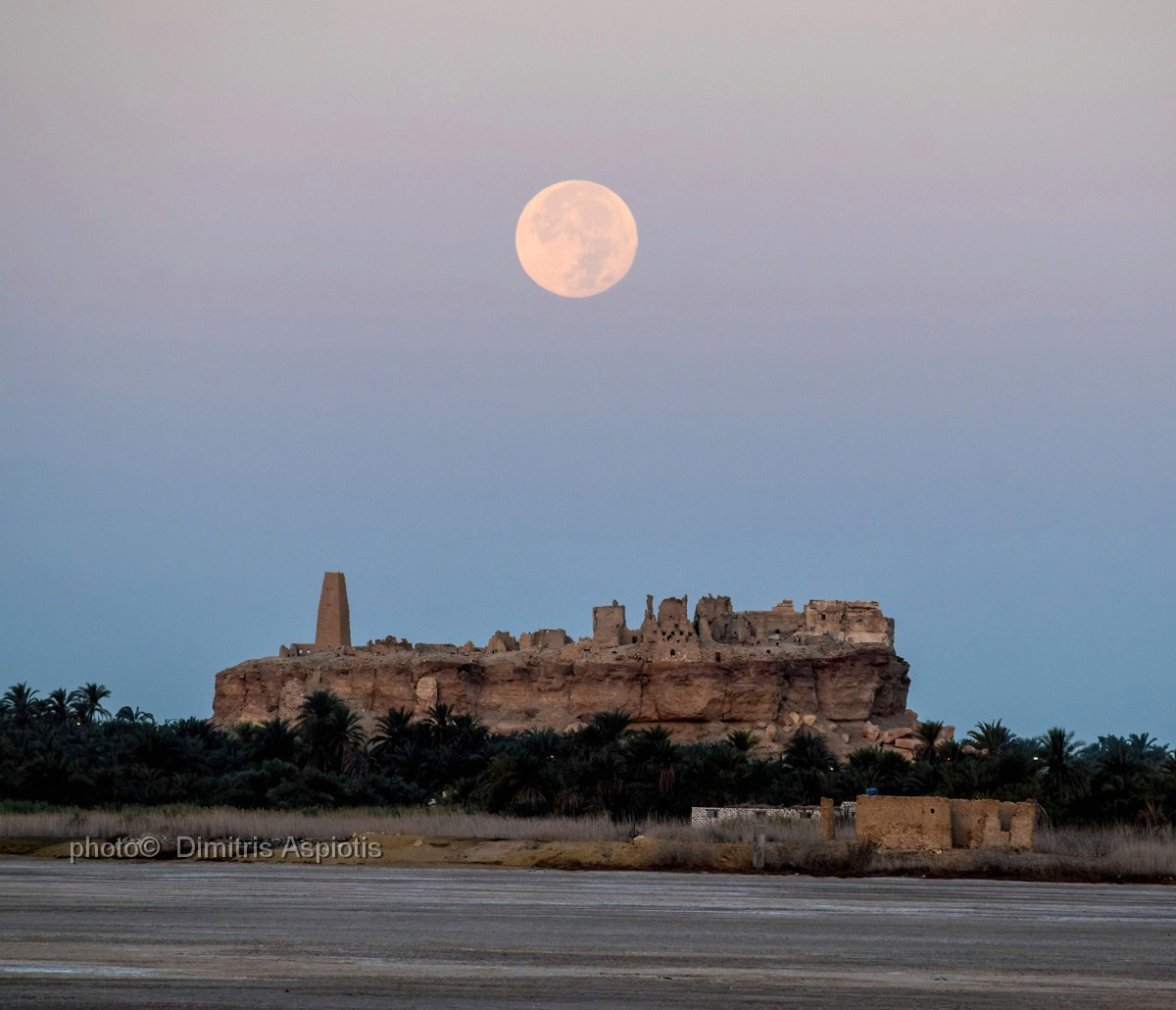 siwalife's tweet photo. The full moon of July setting over the oracle of Zeus - Ammon, in Siwa Oasis, early morning on 14 July 2022. 

#StormHour #ThePhotoHour 
#Siwaoasis #Egypte #Siwa_Oasis #supermoon https://t.co/GParSL805M