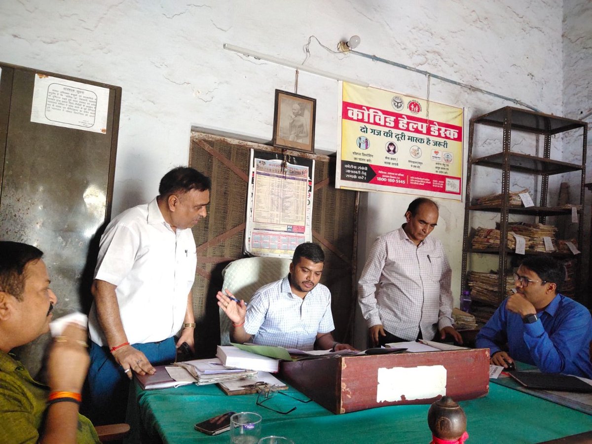 DMjaunpur's tweet image. चकबन्दी न्यायालयों का औचक निरीक्षण किया गया। न्यायालय उप संचालक चकबंदी के निरीक्षण के दौरान पाया गया कि काफी मुकदमें 20 साल से लम्बित है। निर्देशित किया गया कि अभियान चलाकर 20 साल पुराने मामलों का निस्तारण कराया जाए।
@myogiadityanath @UPGovt @CMOfficeUP @InfoDeptUP @ShishirGoUP