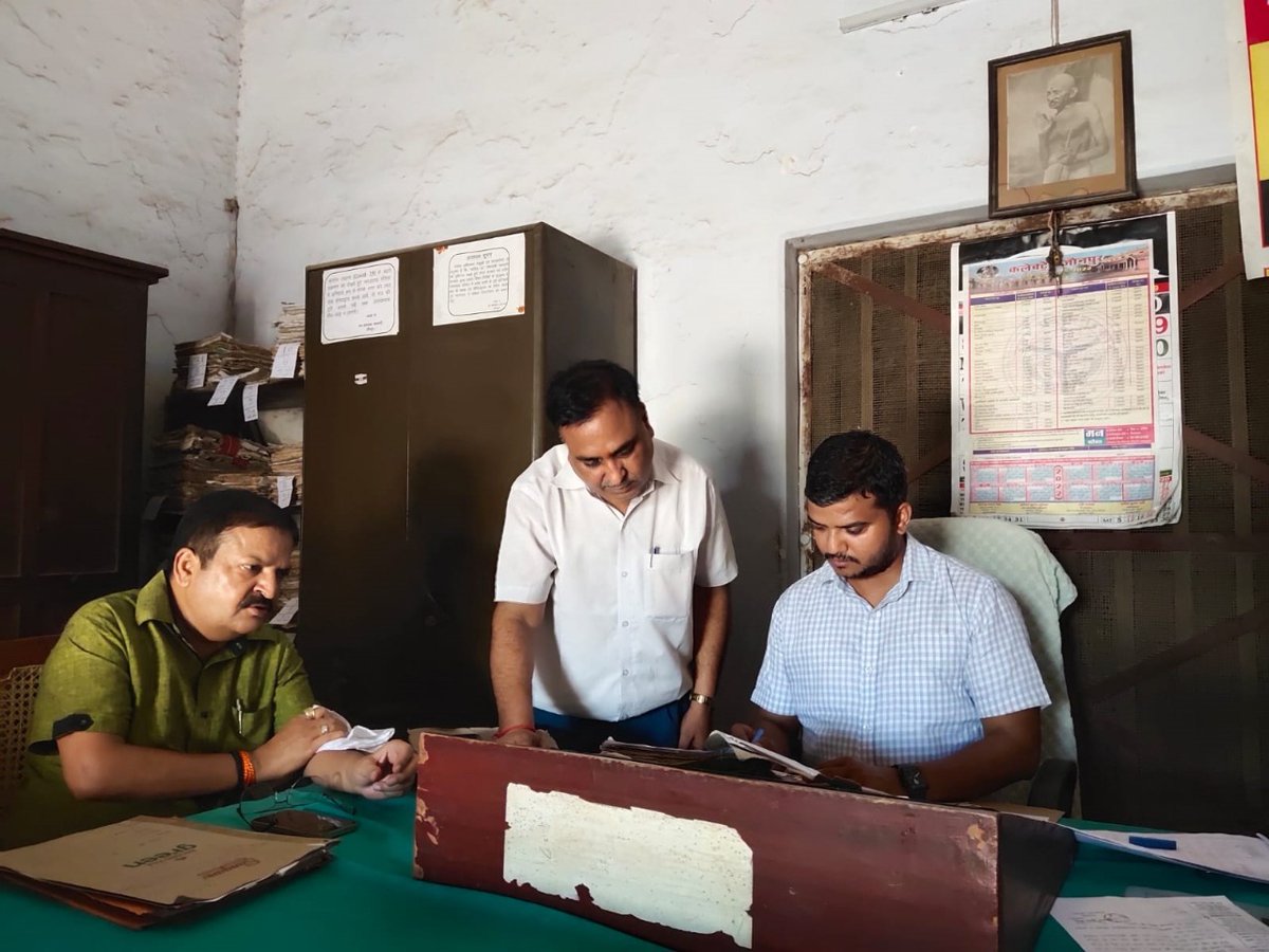 DMjaunpur's tweet image. चकबन्दी न्यायालयों का औचक निरीक्षण किया गया। न्यायालय उप संचालक चकबंदी के निरीक्षण के दौरान पाया गया कि काफी मुकदमें 20 साल से लम्बित है। निर्देशित किया गया कि अभियान चलाकर 20 साल पुराने मामलों का निस्तारण कराया जाए।
@myogiadityanath @UPGovt @CMOfficeUP @InfoDeptUP @ShishirGoUP