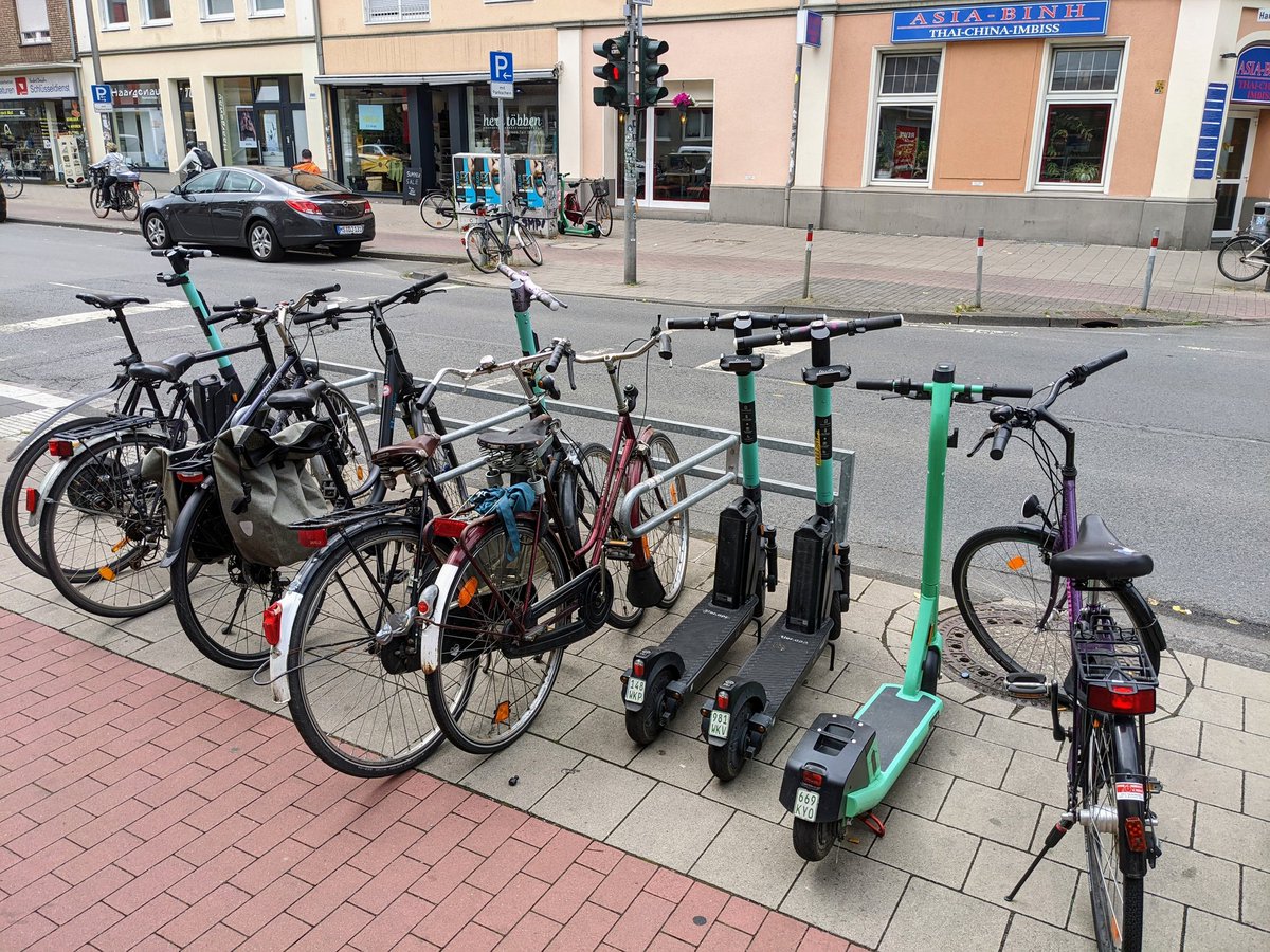 LeweMeter's tweet photo. Mal was anderes... Warum @boltapp @boltapp @tier_mobility? #nennmichnichtfahrradstadt https://t.co/vIrN8colVS