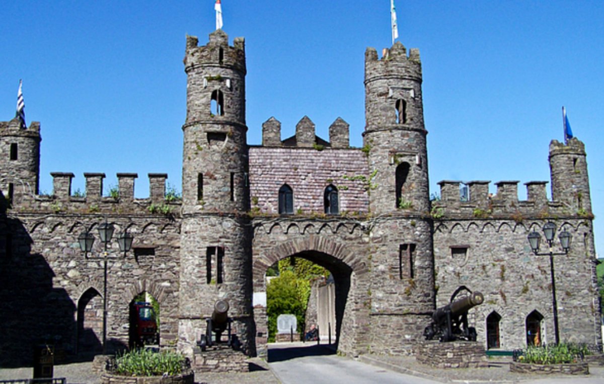 castleHmacroom's tweet image. As blue as the eye can see!
Macroom Castle makes the best #summerview
@OriginalIrishHt
#OriginalIrishThursday