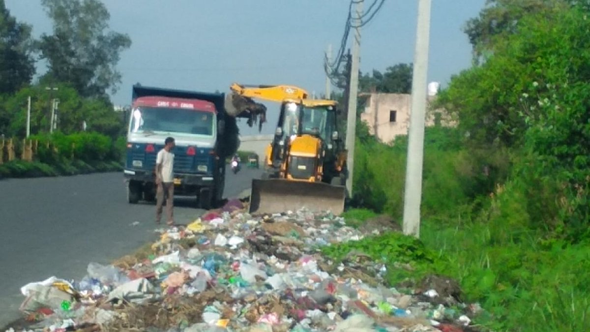 DmHapur's tweet photo. आज उदासीन बाबा की गद्दी ग्राम बक्सर तहसील गढ से कांवड़ यात्रा मार्ग पर गन्दगी के सम्बन्ध में शिकायत पर आज ही तत्काल साफ़ सफाई कराकर निस्तारण कराया जा रहा है I @UPGovt @CMOfficeUP #IAS @medharoopam https://t.co/lxTjsiT1y1