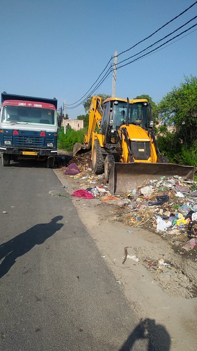 DmHapur's tweet photo. आज उदासीन बाबा की गद्दी ग्राम बक्सर तहसील गढ से कांवड़ यात्रा मार्ग पर गन्दगी के सम्बन्ध में शिकायत पर आज ही तत्काल साफ़ सफाई कराकर निस्तारण कराया जा रहा है I @UPGovt @CMOfficeUP #IAS @medharoopam https://t.co/lxTjsiT1y1