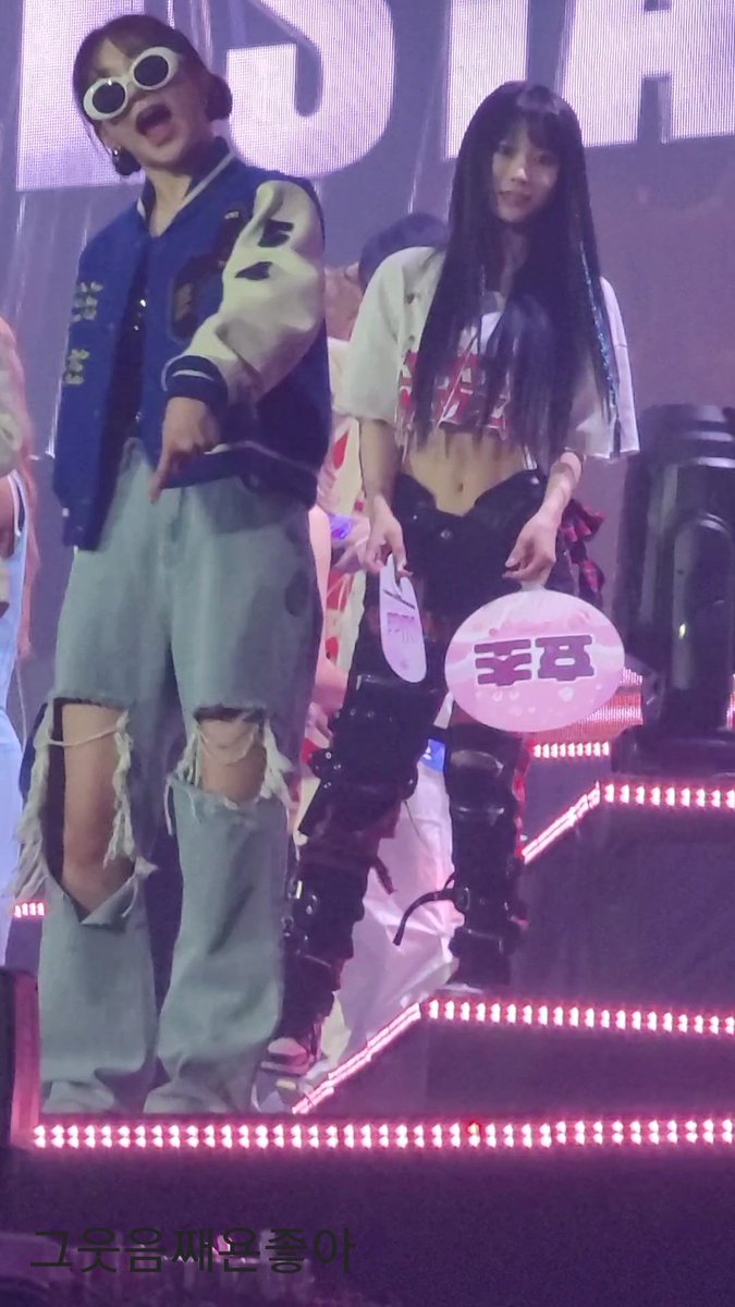 Smile_Jjaeyon's tweet photo. 이삭님과 흥이란 것이 폭발한 채연이 둠칫둠칫
그리고 의자 밑에를 외치던 채연이
너무 귀엽고 사랑스러웠음
#이채연
#스우파콘서트
#SWFReunionConcert
#swf https://t.co/wOT7U9kAi3