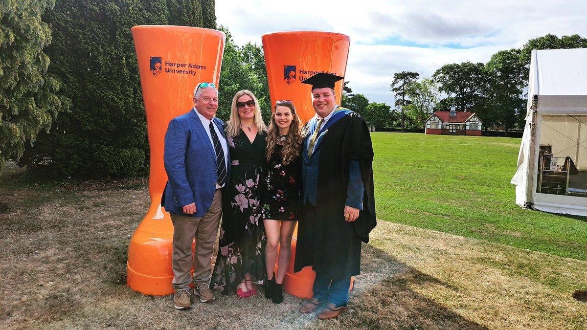 siteman52's tweet photo. Very proud parents. Congratulations on your graduation Matt. https://t.co/pJ5nCenSWW