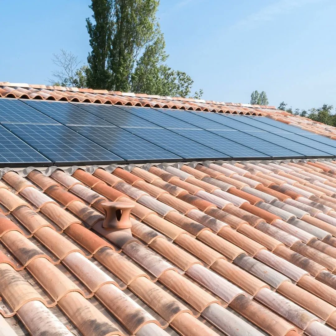 cubimat's tweet photo. @terreal_com
 nos descubre el Kit Fotovoltaico Premium para una instalación integrada de las placas solares en la cubierta. 
#cubimat #cubiertasdecalidad #terreal #placassolares #fotovoltaicas https://t.co/GnMYxYWLe3