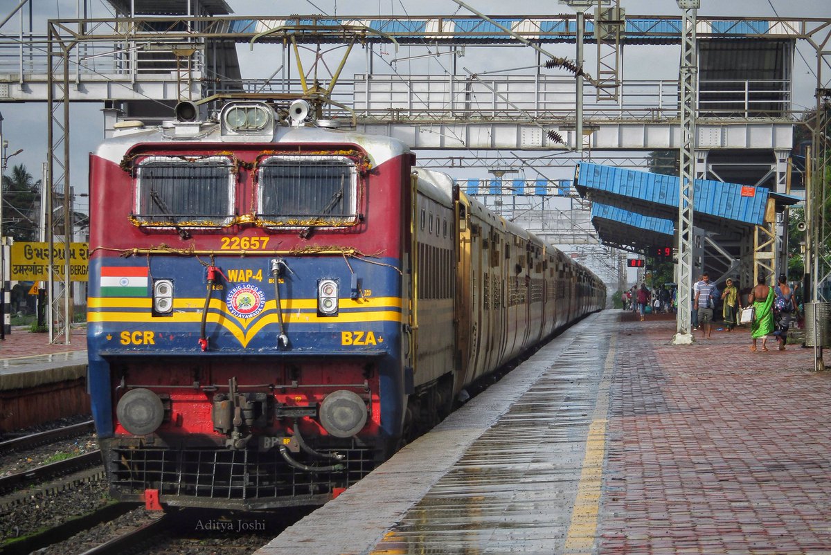 Adityajoshi2002's tweet photo. New sensation from Vijayawada Electric Loco Shed, 
Nice to see those liveries again!

22657 Vijayawada shed WAP4 hauling 22718 Secunderabad - Rajkot Express towards it's next scheduled halt Vapi.

06-07-2022.
🙂
#vijayawada #livery #IndianRailways 
@RailMinIndia @SCRailwayIndia https://t.co/4oN6bfv7YG