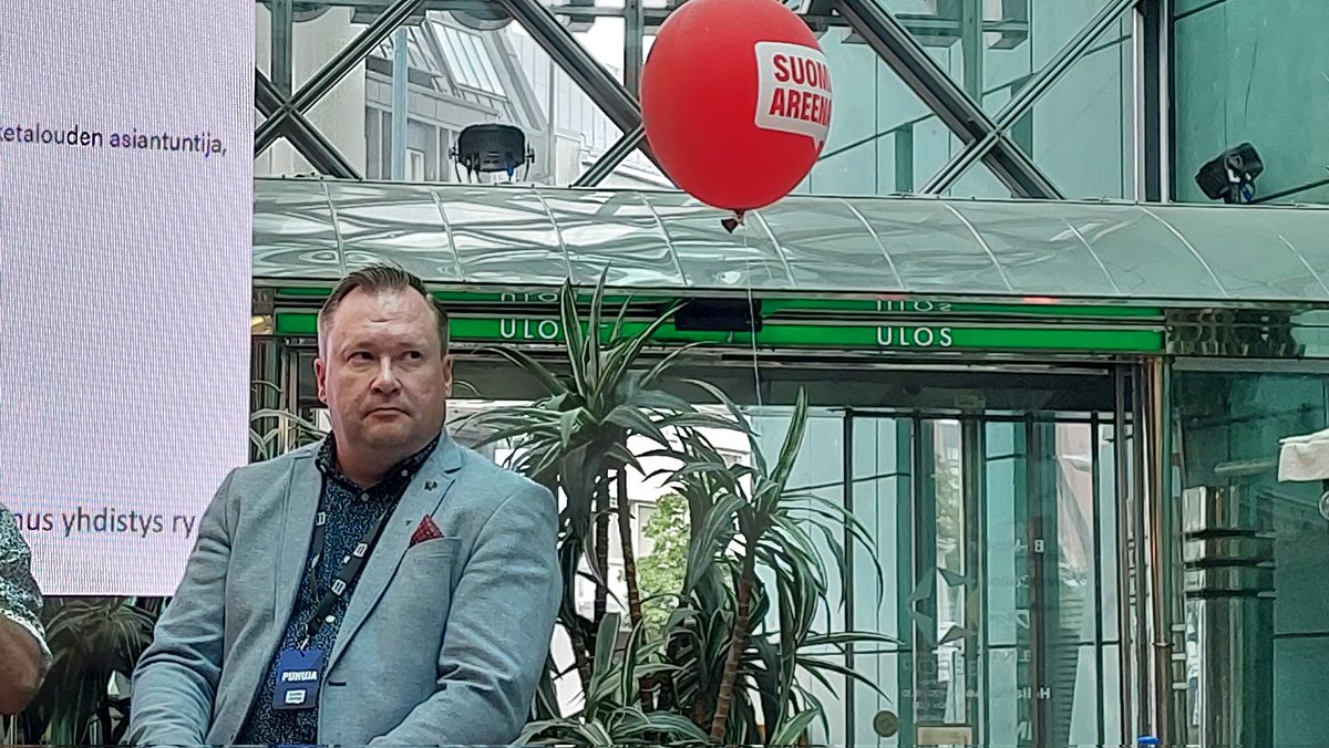 yyosaamiskeskus's tweet photo. Jukka Hurrila Satakunnan Yrittäjistä kertoo, että tällä hetkellä rekrytointeja mietitään todella tarkkaan. #nuoret Työtä kannattaa  hakea, vaikka kriteerit johonkin tiettyyn tehtävään olisi hakemuksessa korkeat. #suomiareena2022 #valovalmennusyhdistys @SATYyrittajat https://t.co/XajPxsAMcc