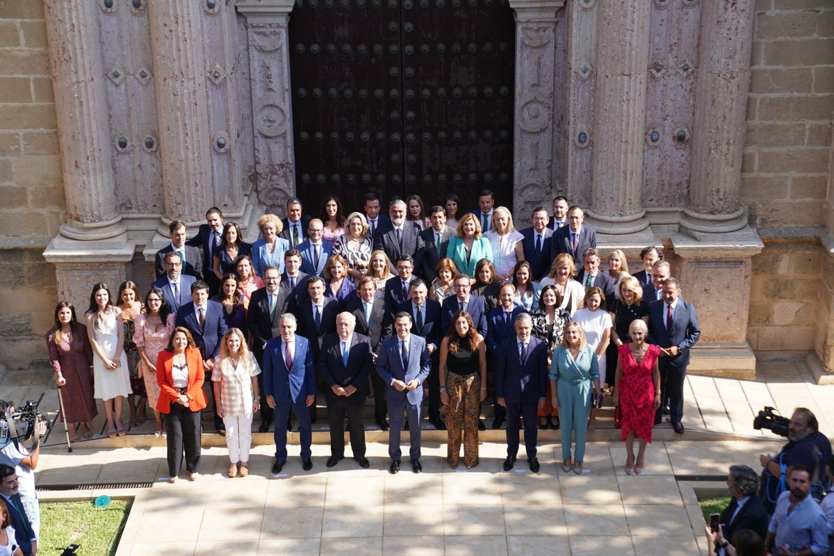 Estos son los 58 diputados del @ppandaluz que se van a volcar día a día en #Andalucía y los andaluces. Aquí hay experiencia, juventud, mucha ilusión y responsabilidad. Lo vamos a dar todo para que nuestra tierra siga avanzando.