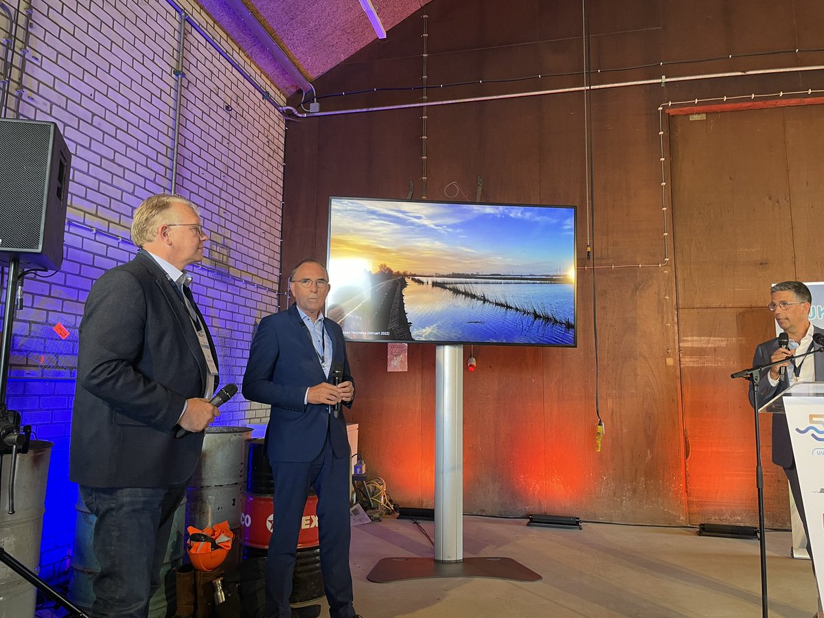 DirkSiert's tweet photo. Start van dijkversterking #stenendijk Unieke historische dijk die #emissieloos wordt versterkt door de Dijkzone Alliantie Stenendijk Hasselt. @WDODelta https://t.co/lj5ntUVhLv