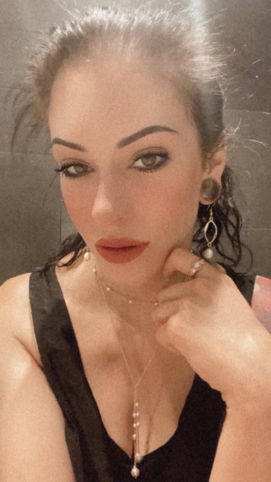 I shit pearls 🤍 https://t.co/iCmU7flKNZ<a href="/tag/pinkiesout"class="tags"><span>&#35;pinkiesout</span></a>