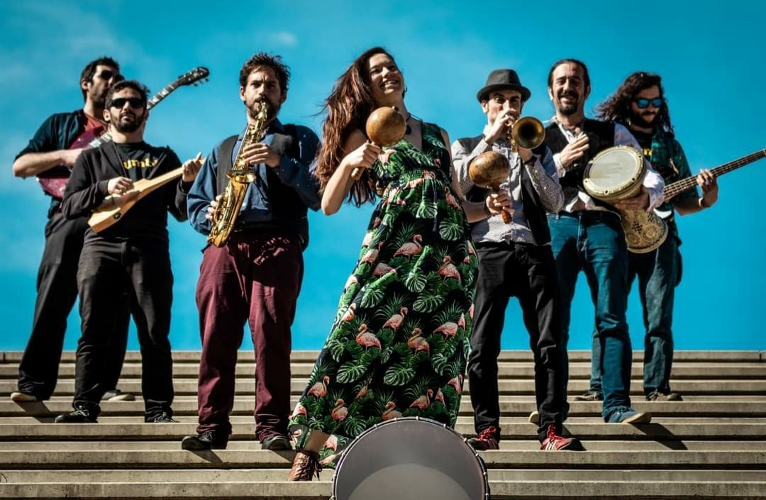 ¡Imos co terceiro grupo da noite!🎶🔥

🎷 Eles son @balkumbia e presentan a súa música como unha fusión bailable de ritmos inmigrantes  ¡Miñanaiciña que pintaza!

Esta noite prontiño pra cama 😏⏳