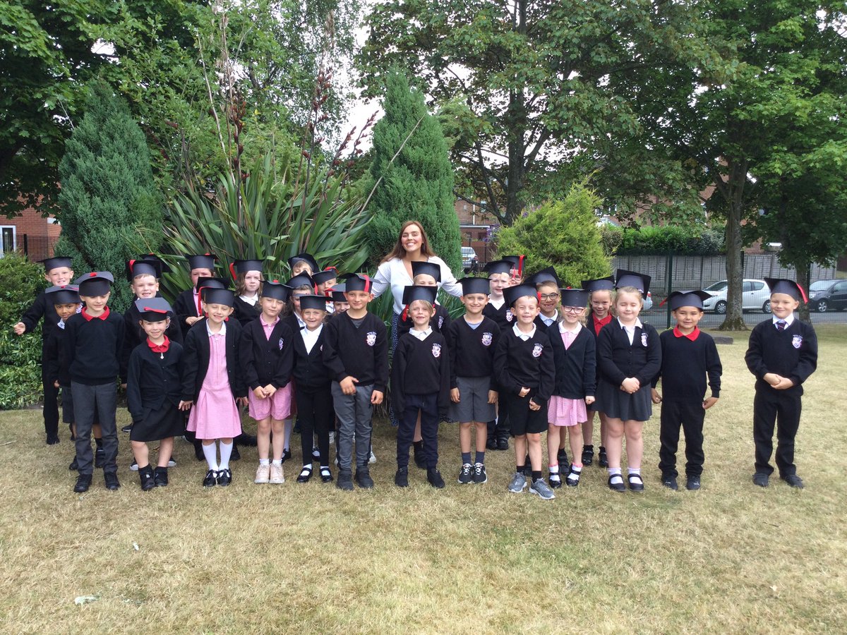 MoorsideCP's tweet photo. Happy Infant Graduation Day for our wonderful Year 2 children! #moorsideCOMMUNITY #JUNIORready https://t.co/9r5tg5DJ5C
