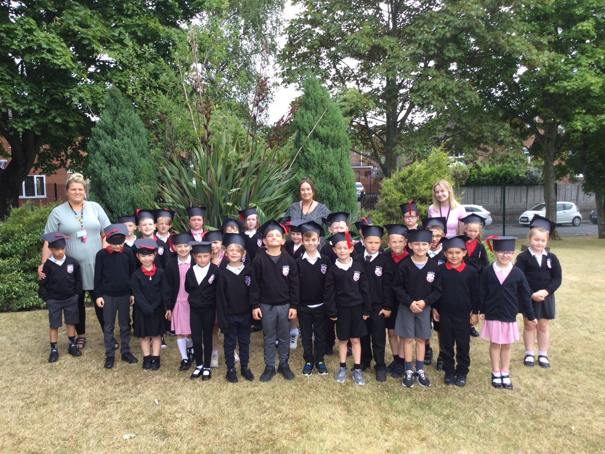 MoorsideCP's tweet photo. Happy Infant Graduation Day for our wonderful Year 2 children! #moorsideCOMMUNITY #JUNIORready https://t.co/9r5tg5DJ5C