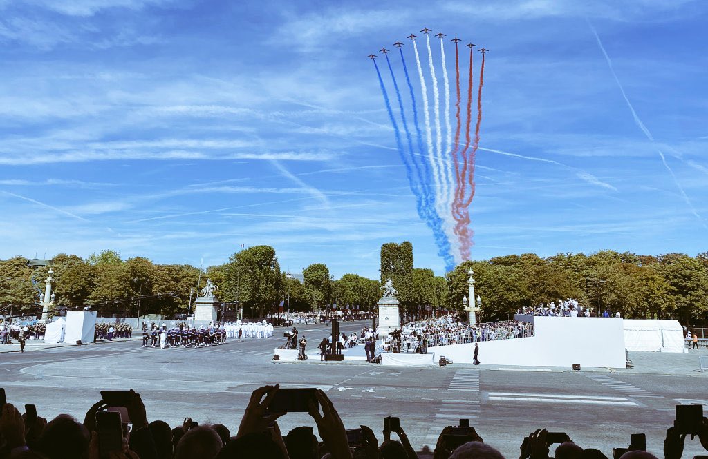 AmyBakerCAN's tweet photo. 🎉🎇 En ce #14juillet, nous souhaitons une excellente #FeteNationale à nos ami.e.s 🇫🇷 et célébrons tout ce qui unit nos deux pays 🇨🇦🇫🇷! https://t.co/K1J5jGzXf1