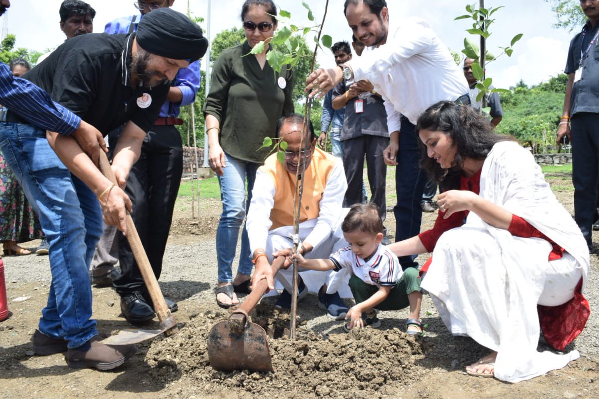 ChouhanShivraj's tweet photo. स्मार्ट पार्क में भोपाल फूड लवर्स के श्री रवीश श्रीवास्तव, श्री प्रभदीप सिंह,श्री शैलेन्द्र दुबे,श्रीमती वैशाली श्रीवास्तव, श्रीमती निर्मलजीत कौर और नन्हें भांजे के साथ पौधे लगाये। फूड लवर्स के साथी प्लास्टिक के विरूद्ध नागरिकों को जागरूक करने का प्रयास कर रहे हैं। #OnePlantADay https://t.co/avOLX6ya3A