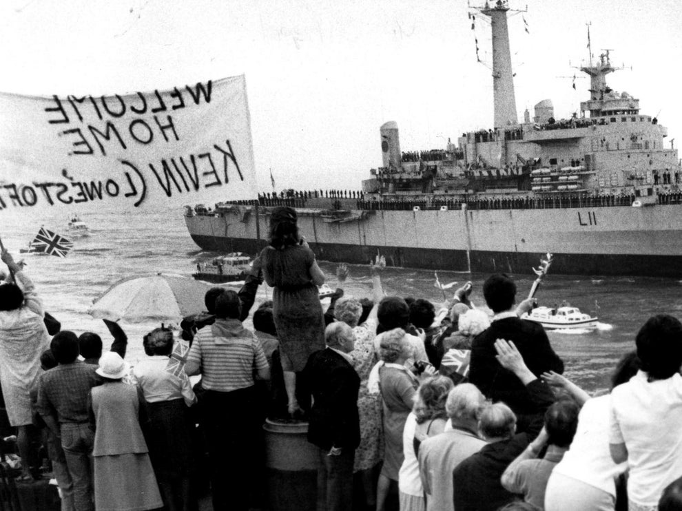 FalklandsinUK's tweet photo. #OTD 1982 #HMSIntrepid and #HMSFearless return triumphantly to #Portsmouth after the #Falklands war. #WeWillRememberThem. https://t.co/ncESJXMVwJ