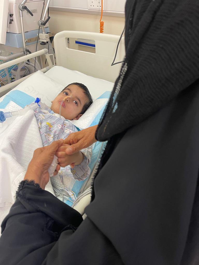 Ghanboosi's tweet photo. الطفل #مطلق على أجنحة مستشفى صور التي تقول لاتعلم عن حالته شي بعد عملية مستشفى السلطاني ولاتستطيع عمل شي سوى تزويده بالأكسجين، والمستشفى السلطاني الذي لم يستقبل حالته بسبب أن الأمر لايستدعي تحويله لديهم مرة اخرى!!

الطفل صحته في تدهور والمستشفيين بدون تحرك لإنقاذه #انقذوا_مطلق https://t.co/yYjMlIJuAK