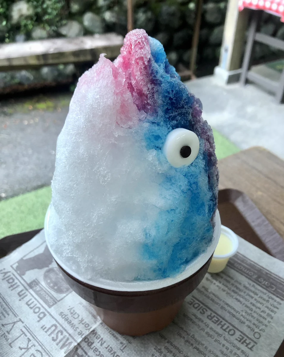 カツオの頭のかき氷！？魚リアルだけど、氷と味はしっかり甘くて美味しい。