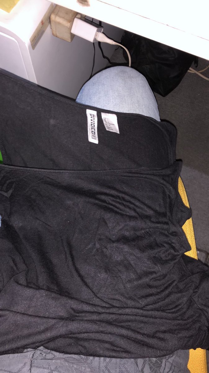 Mau ketawa, tapi kesel rupaanyaaaa ada disana baju yang gue cari cari  🥲