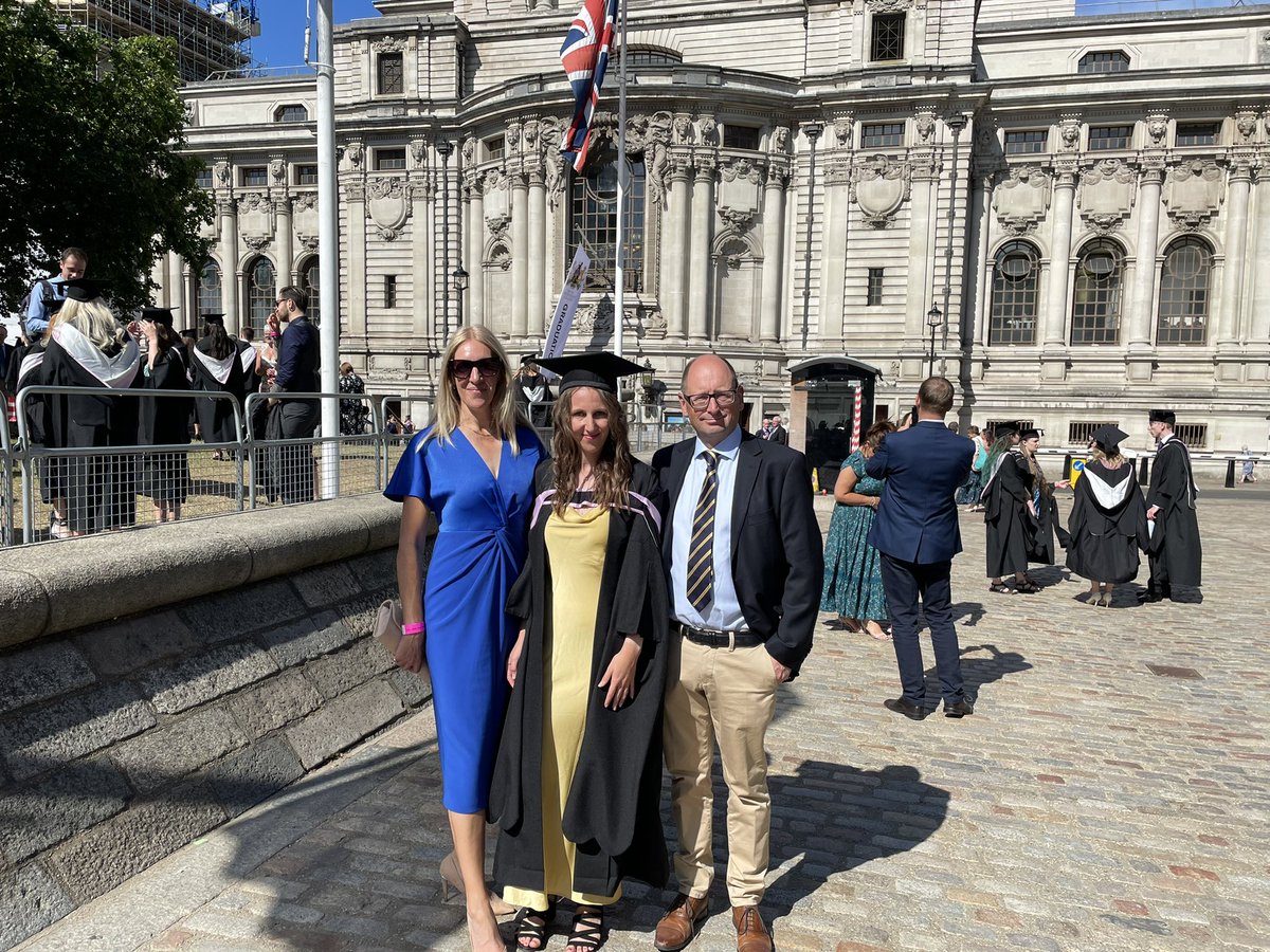 sue_j_field's tweet photo. Proud parent alert #rvcgrad22 @Antony_L_Field @izzyf97 congratulations Dr. Isabel Field https://t.co/Z7OCCfrk6U