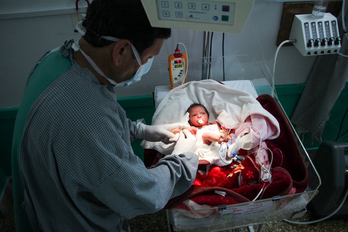 MSF_Pakistan's tweet photo. An MSF nurse, Musharraf Khan prepares to insert a cannula for intravenous transfusion of the antibiotics. The baby was admitted to the newborn unit of MSF Peshawar Women’s Hospital. 

#Peshawar #MSFinPakistan https://t.co/7eZnaBCuXE