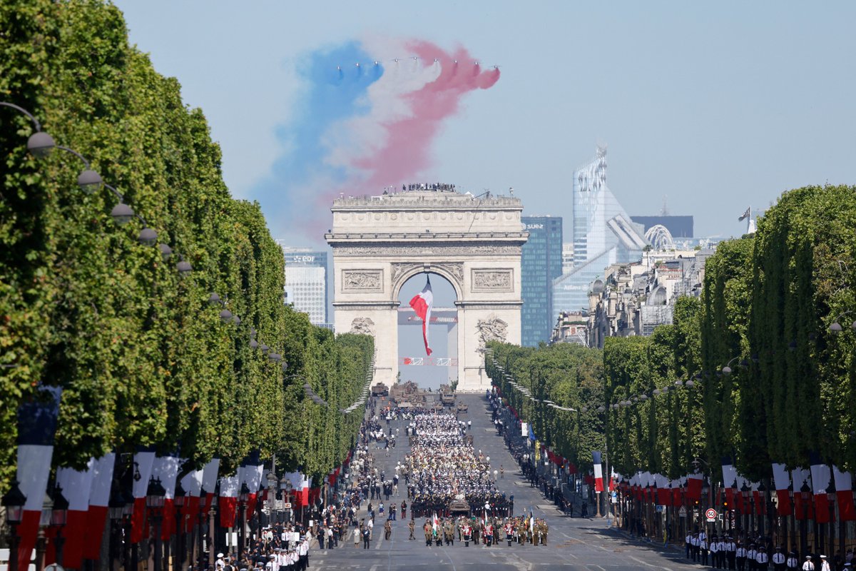 PSG_inside's tweet photo. Une bonne #FêteNationale à toutes et à tous ! 🔵⚪️🔴

#14Juillet https://t.co/PQ44c9YhwP