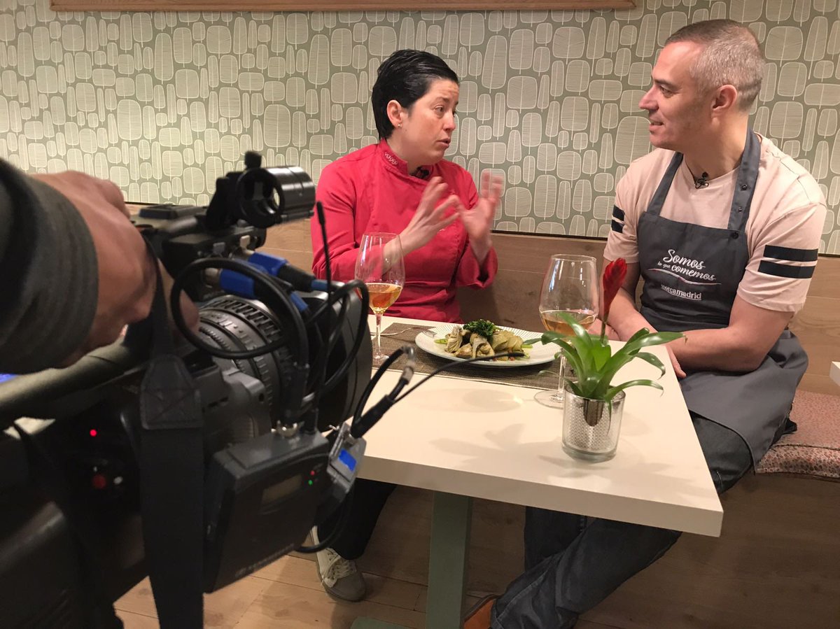 mercamadrid_hoy's tweet photo. ➡️¿Quieres convertirte en expert@ de la cocción de verduras? 🤩

👉🏻Entonces no te pierdas este capítulo de #SLQC en el que, junto a @juanpozuelo 👨🏼‍🍳, visitamos a Marian 👩🏼‍🍳 de @VERDEJOtaberna donde nos da una auténtica “masterclass”de cocina 🥬🥦🍆

📲https://t.co/DpgguozV71 https://t.co/FMAIayiJfG
