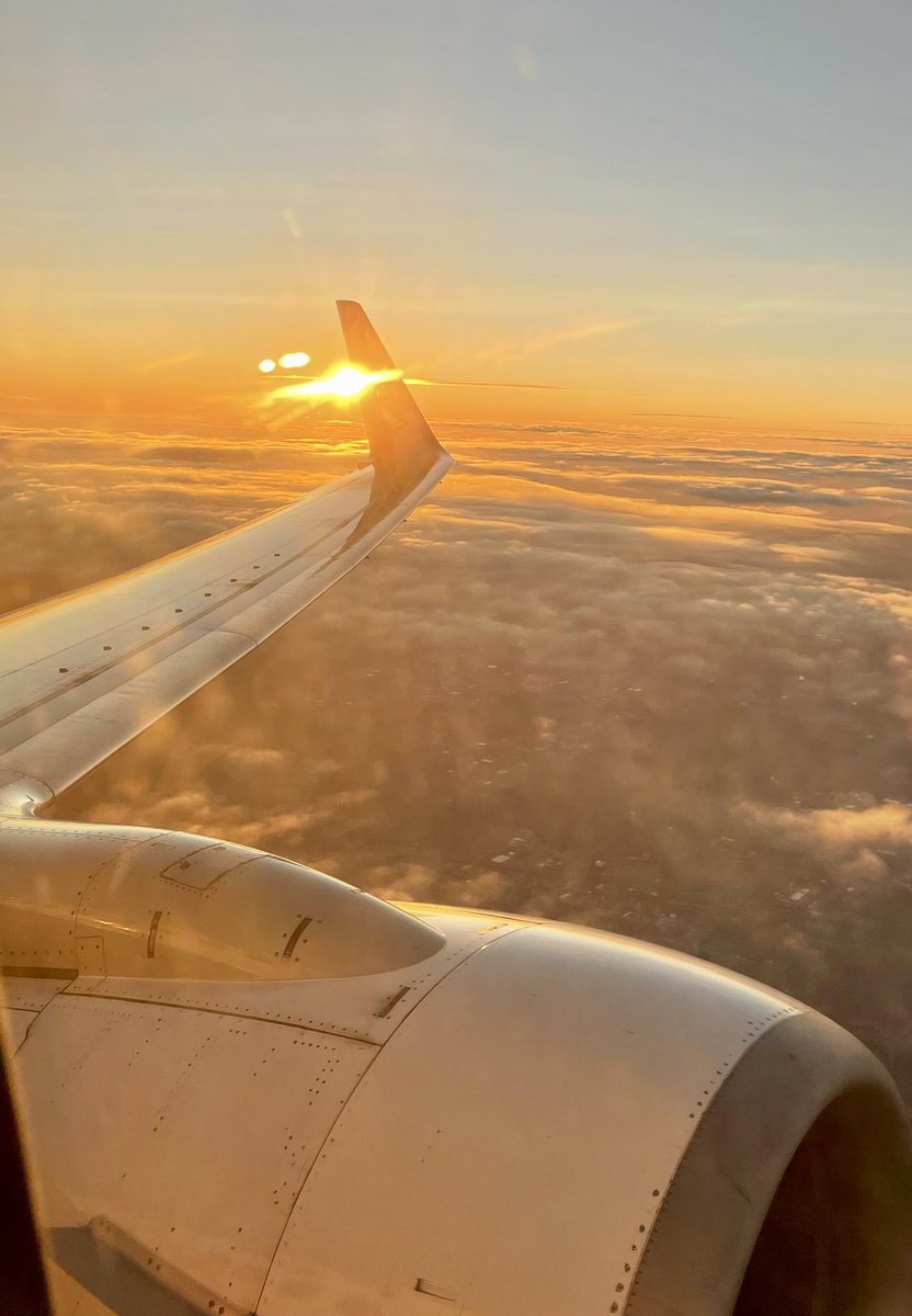 AnneMArnold's tweet image. Great sunset from my @WestJet flight last evening, Toronto to Nova Scotia. Great service, and a great experience going through @TorontoPearson Airport. #nolineup