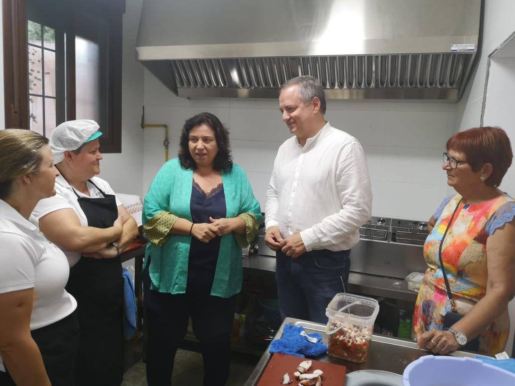 JusticiaJunta's tweet photo. 📸DT en #Almería @JosLuisDelgadoV asistió anoche a la inauguración del bar-tienda habilitado en un local municipal de #Beires gracias al #PFEA 2021.
👉🏻Junto a la alcaldesa Carmen González y la diputada de @dipalme_almeria, Matilde Díaz.
💰 Aportación de @AndaluciaJunta: 11.812€ https://t.co/183OdV7cUG