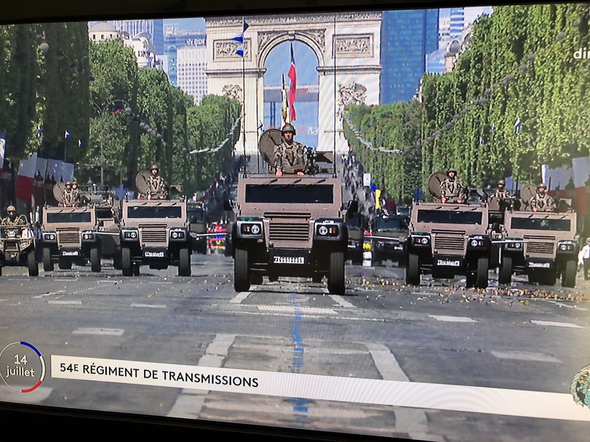 thalesgroup's tweet image. Énorme fierté pour @ThalesDefence  quand le 54e régiment de transmissions et le 61e Régiment d’artillerie défilent avec leur  Système de mini-drones de reconnaissance (SMDR)
@Armees_Gouv @armeedeterre 

#SpyRanger 
#AuServiceDesForces #14juillet #BastilleDay