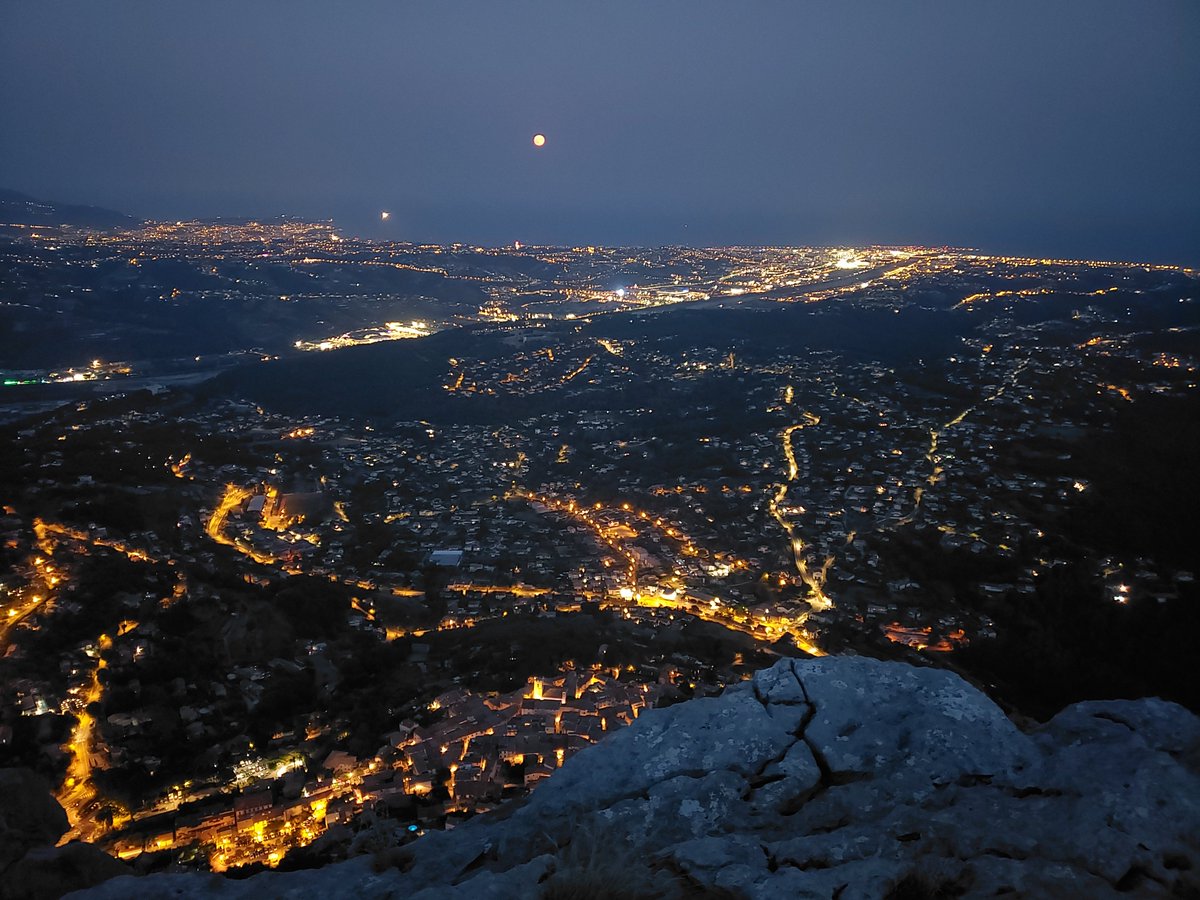 Celia_G06's tweet photo. Maintenant, vue de nuit plus super lune 😍🤩🌕

#MagnifiqueFrance 
#AlpesMaritimes 
#BaladeSympa https://t.co/INYUD23eiK