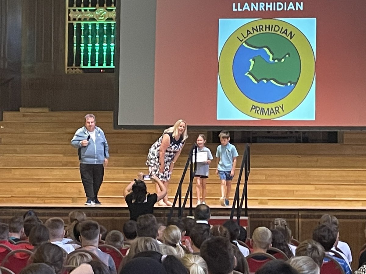 llanrhidianp's tweet photo. #LlanPryCop receiving their certificate for the Swansea Enterprise Challenge ☀️ Preparing to be enterprising, ambitious, capable and creative citizens of the future 🌎#LlanCom #Llan4P #PrimEnt22 @SwanseaCouncil https://t.co/Qa2GlVHwtI