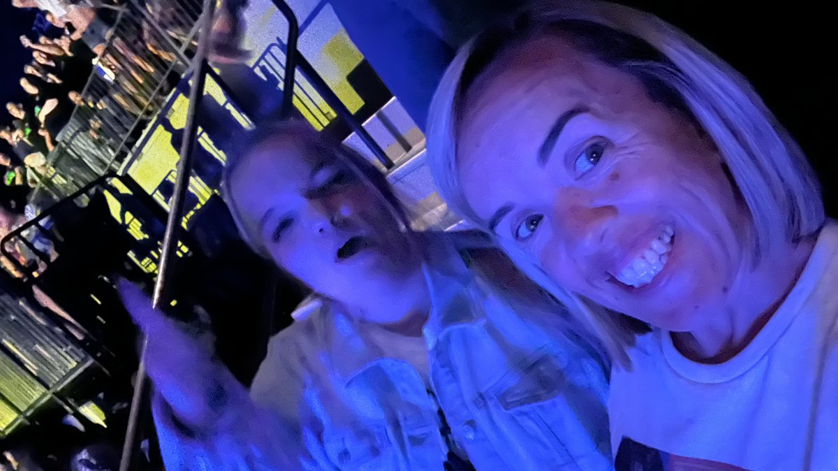 7 little Johnstons tweet media