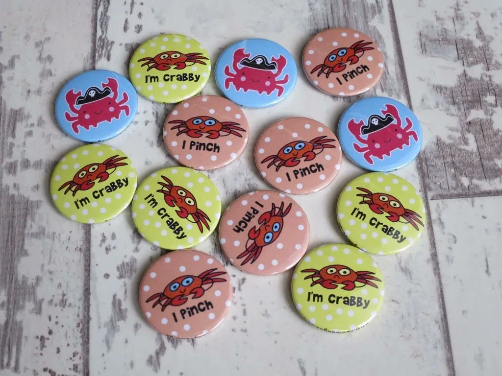 🦀 🏖️ How cute are these crab badges. Some of our cutest badge designs & always lovely to make. 🏖️ 🦀 buff.ly/3uEhiI8 #summerholiday #beachvibes #seaside #badges #crab #holidaykeepsake #britishseaside