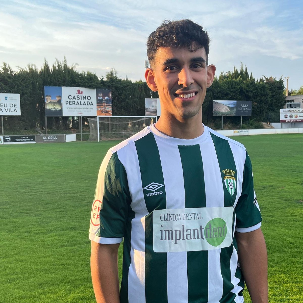 CFPeralada's tweet image. 📝 Moha Abouhafs, va jugar la temporada passada 30 partits i va marcar 3 gols amb l’@UEO1921 l’any del seu retorn a la capital de la Garrotxa després d’un pas de 2 temporades al @CEBanyoles a #3adiv5.

Mitja punta polivalent que destaca pel seu desequilibri i el seu bon 1x1. 💪🏼🚀