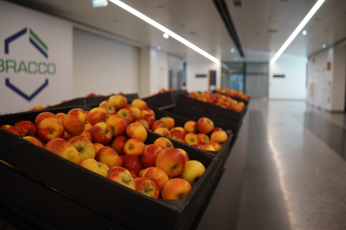 myESR's tweet photo. An apple a day keeps the doctor away โฆ or maybe not at #ECR2022 ๐ You can always pick up a free apple at any time in the congress entrance hall. A little gift from us to you โฆ
#apples #freeapples #congress #vienna https://t.co/qbMXKpuPmY