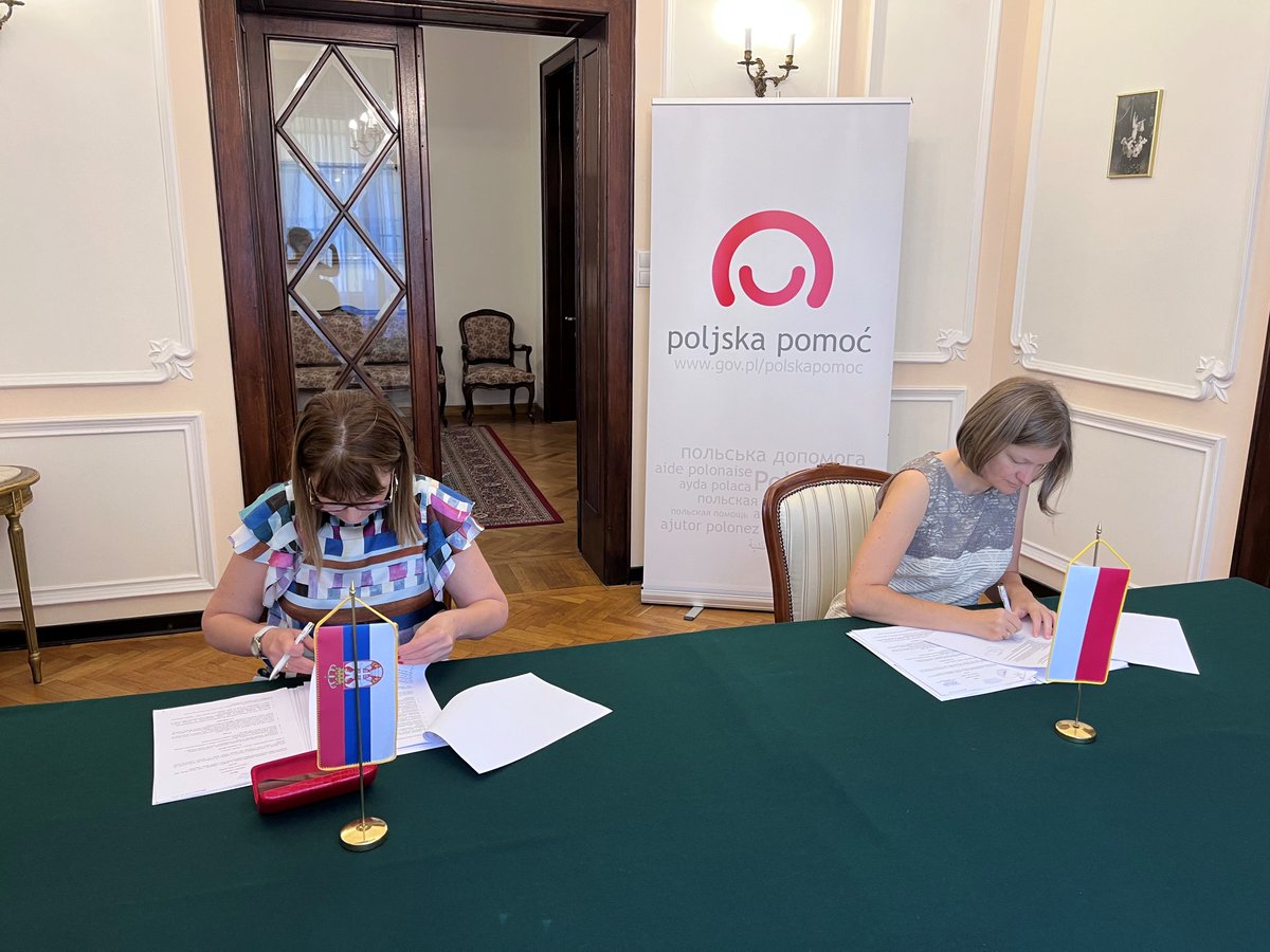 PLinSerbia's tweet image. Zamenica ambasadora 🇵🇱 Ana Perl i v.d. dir. Doma zdravlja #Trstenik dr Ž. Ristić potpisale su ugovor o realizaciji projekta kojim će @PolandMFA i @polskapomoc finansirati nabavku specijalizovane kade za rehabilitaciju pacijenata – 2. od 7 projekata #polskapomoc u 🇷🇸 u toku 2022.