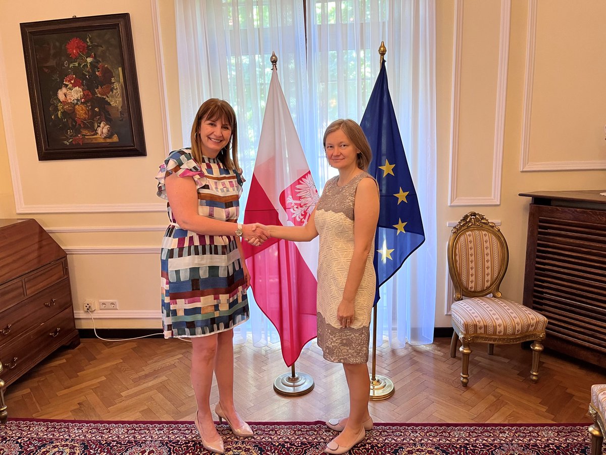 PLinSerbia's tweet image. Zamenica ambasadora 🇵🇱 Ana Perl i v.d. dir. Doma zdravlja #Trstenik dr Ž. Ristić potpisale su ugovor o realizaciji projekta kojim će @PolandMFA i @polskapomoc finansirati nabavku specijalizovane kade za rehabilitaciju pacijenata – 2. od 7 projekata #polskapomoc u 🇷🇸 u toku 2022.