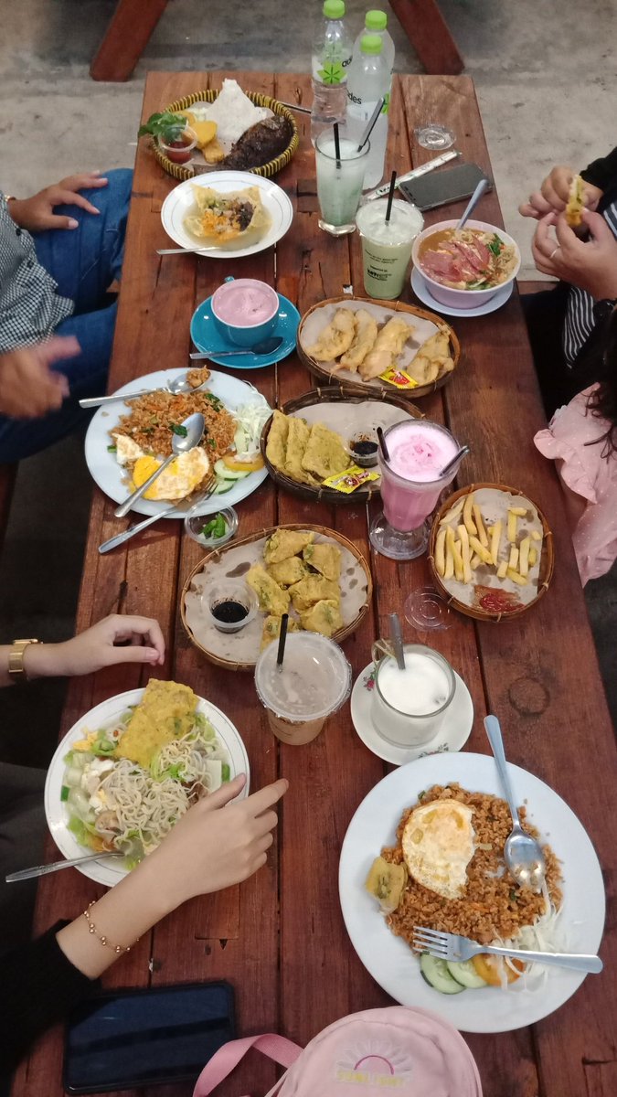 Cewek kalo kumpul ya gini..harus ada makanan dan bahan ghibahan. Wkwkwk yagasihh