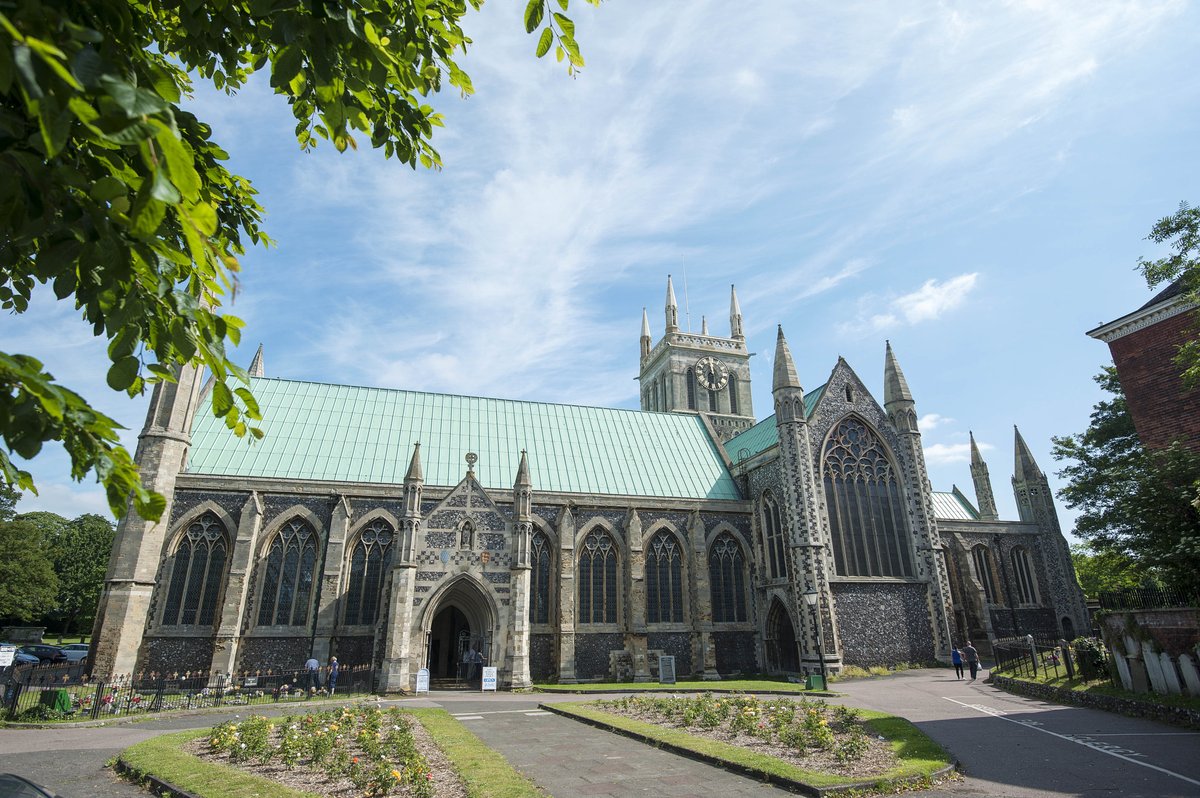 The lives of 11 men who died in a helicopter crash off Great Yarmouth twenty years ago will be remembered in an anniversary service of remembrance on Saturday 16 July at Great Yarmouth Minster. Attendees are asked to arrive by 11:50am for a 12pm start. #MemorialService https://t.co/rLgwUzazVS