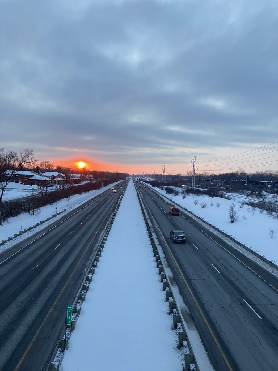 lara_tannir's tweet photo. Good morning ☀️ 
Every-time I cross this #footbridge, I take a couple min to enjoy the view 😁 
#beaconsfield #photo #photooftheday #camera #iphonephoto #landscape #Scenery #trainrail #highway #sunset #sunrise #photography #nature #bridge https://t.co/re4EJ9GYYH