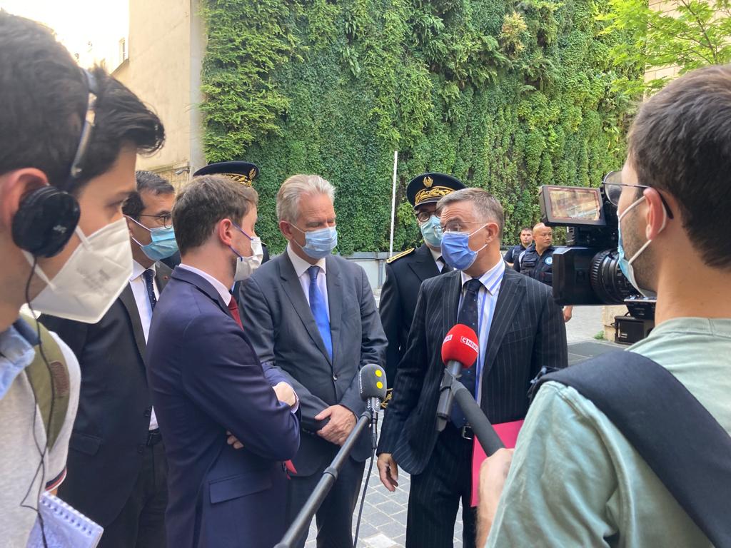 FDartigue's tweet photo. Coulisses du centre névralgique des circulations ferroviaires. L’occasion pour @LucLallemand_ de présenter au Ministre des Transports @CBeaune la mobilisation des équipes 24/24 pour assurer les vacances de ceux, toujours + nombreux, qui choisissent le train! #transitionecologique https://t.co/ztkK7p0JUN