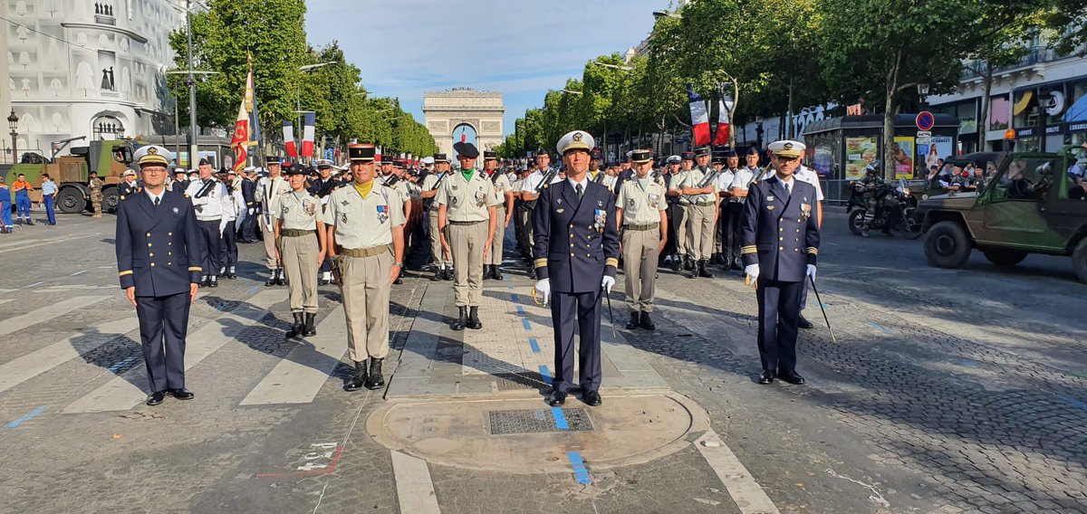 SCArmees's tweet photo. #14juillet2022 🇫🇷🎊 fierté de défiler sur les Champs-Élysées pour l’@ECArmees et le détachement de soutien @SCArmees aux engagements opérationnels! Bravo à tous! https://t.co/FFNCJ3oR18