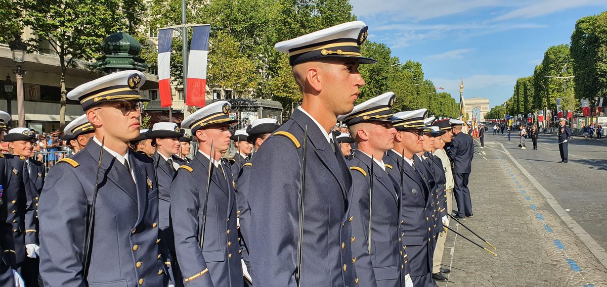 SCArmees's tweet photo. #14juillet2022 🇫🇷🎊 fierté de défiler sur les Champs-Élysées pour l’@ECArmees et le détachement de soutien @SCArmees aux engagements opérationnels! Bravo à tous! https://t.co/FFNCJ3oR18