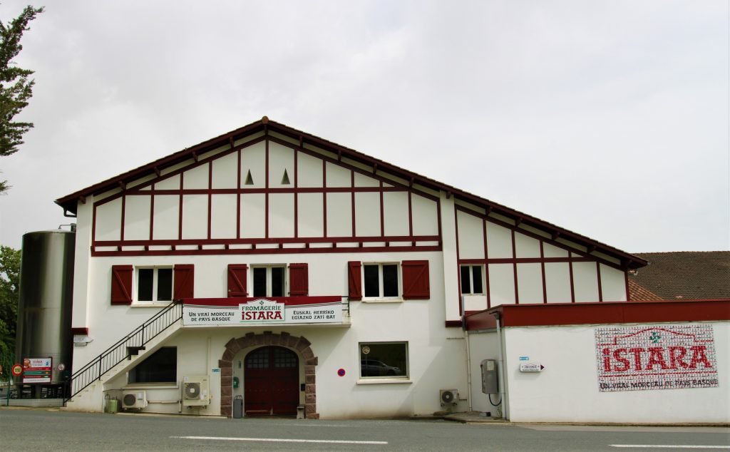 RolMarta's tweet photo. Memoria de tres estancias Erasmus+ en Quesería Istara, dentro de la AOP Ossau-Iraty, Francia.
🧀 Memorias de quesos Ossau e Iraty.
En el blog 👇
https://t.co/R3ASxR3PAm https://t.co/c4xvX0zhvk