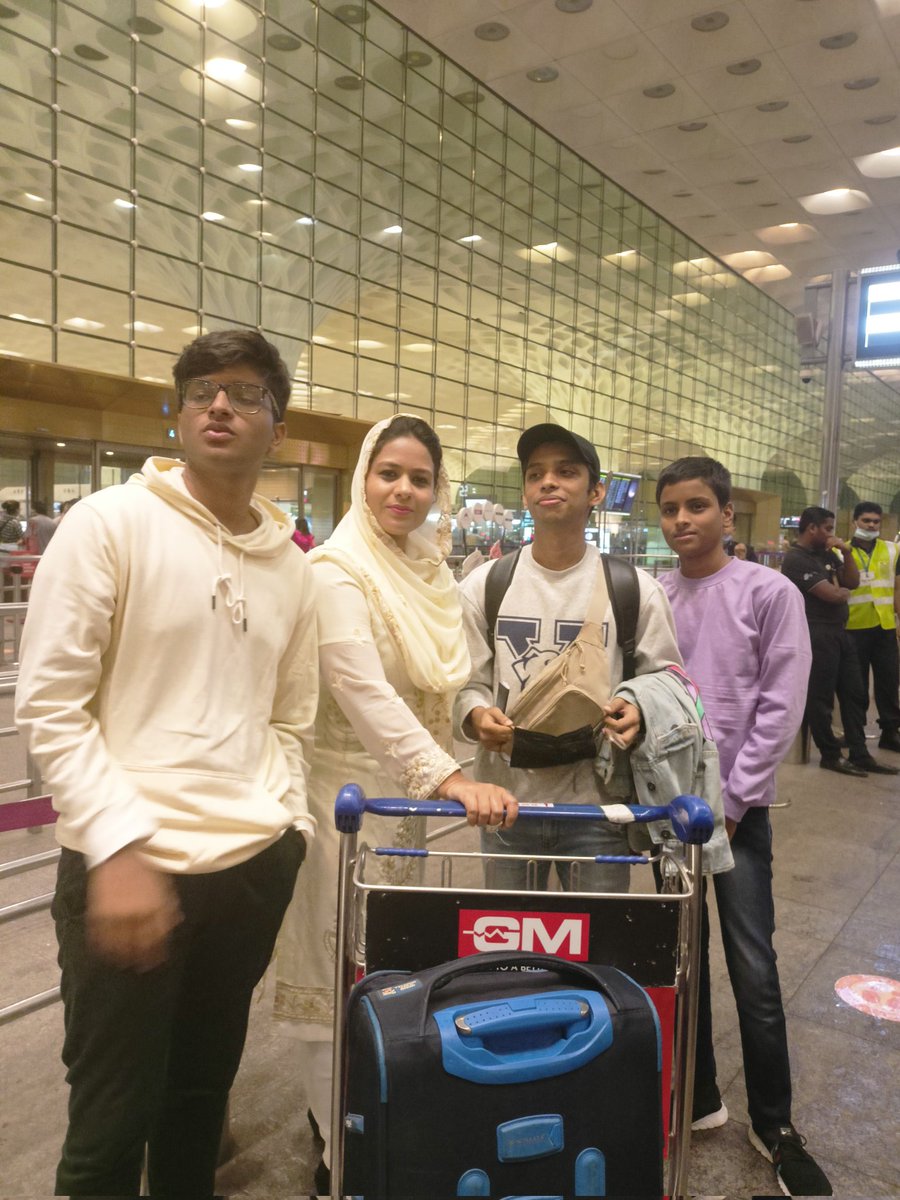 MiRizwanaKhan's tweet photo. मेरा भांजा सैय्यद फरहान को  मुंबई एयरपोर्ट से कतर के लिए रवाना करते हुए कुछ बेहतरीन पल। https://t.co/kGpa6pv80v