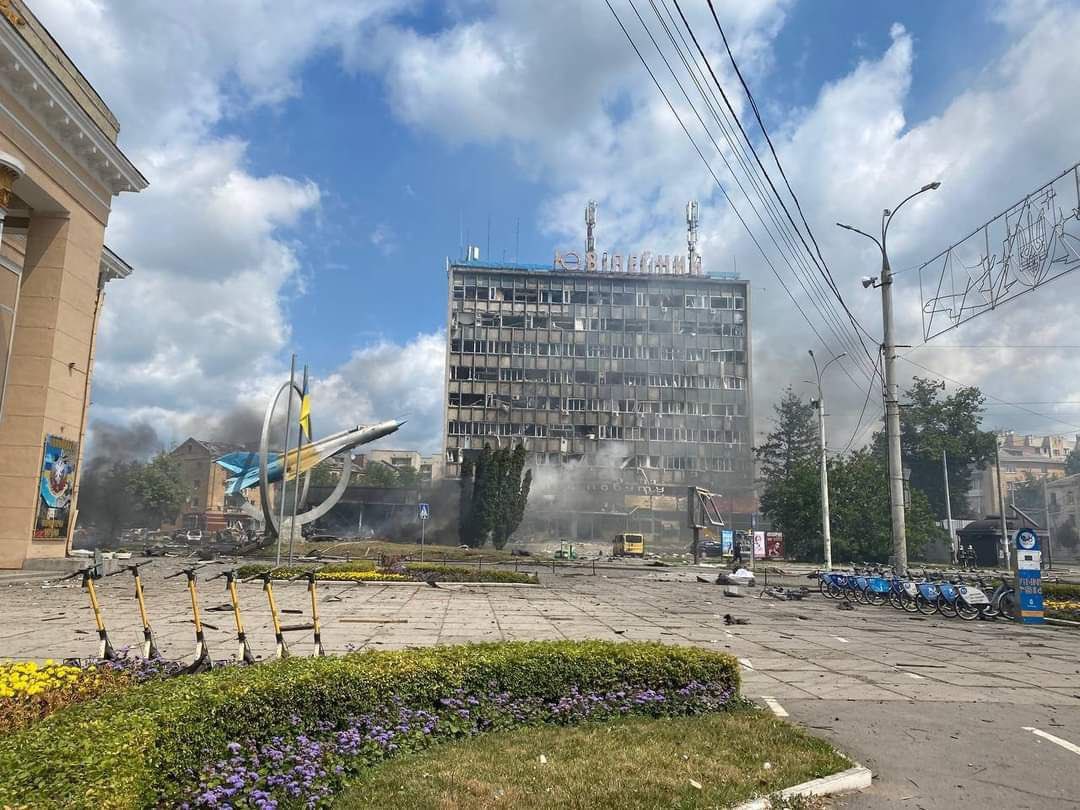 Удар по центру Виннице. Уже минимум 12 погибших мирных жителей. 

Глубокий тыл. Рядом нет никаких военных объектов или даже промышленных, просто взрыв в центре города. 
Чистой воды терроризм