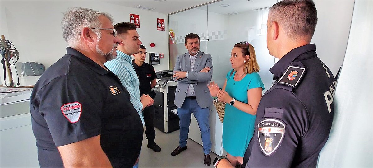 dgsce_RM's tweet photo. Continúan las visitas del director general @PENCHO3 a servicios de emergencia municipales para conocer de primera mano su situación y necesidades.
Esta mañana, en #Librilla, con teniente alcalde  y  responsables de Policía Local @PoliciaLibrilla y Protección Civil @pclibrilla. https://t.co/YzkjUFt5PY