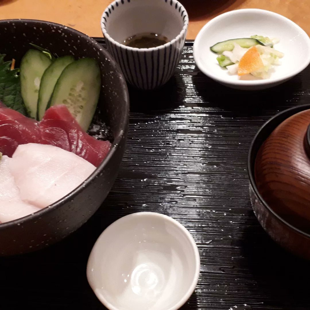 先日は塩釜で翠松亭という料理屋で、アブラボウズやホヤ等、初めていただきました。ゆず酒と日本酒と一緒に、とても美味しかったです。 Had sashimi in Shiogama. Fish I've never seen, like skilfish and